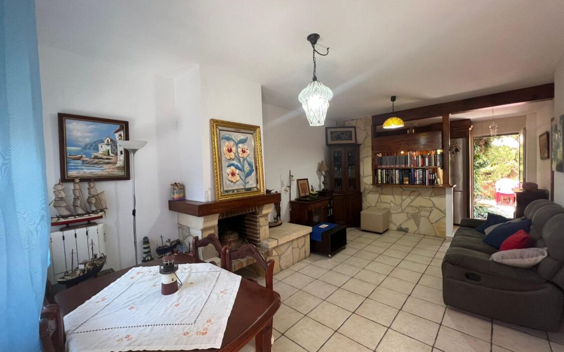 Угловая Вилла в Ориуэла-Коста с Бассейном и 4 Спальнями