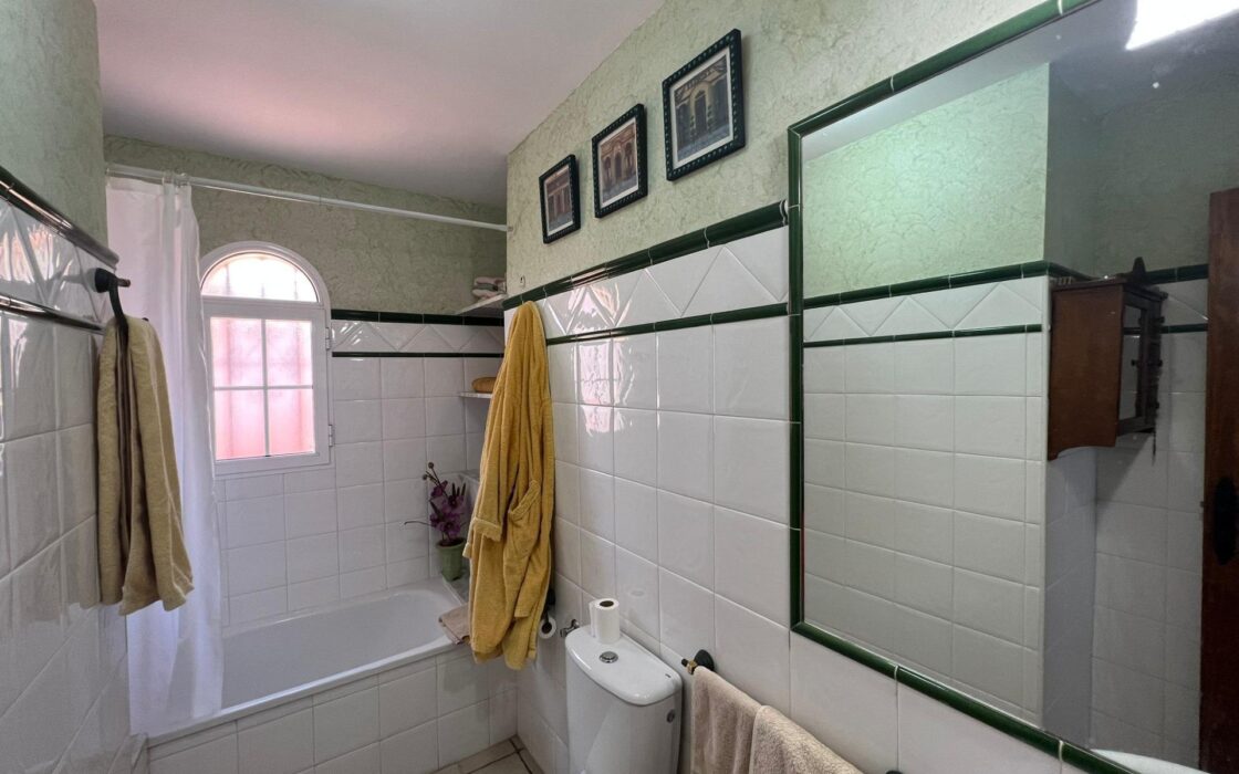 Угловая Вилла в Ориуэла-Коста с Бассейном и 4 Спальнями