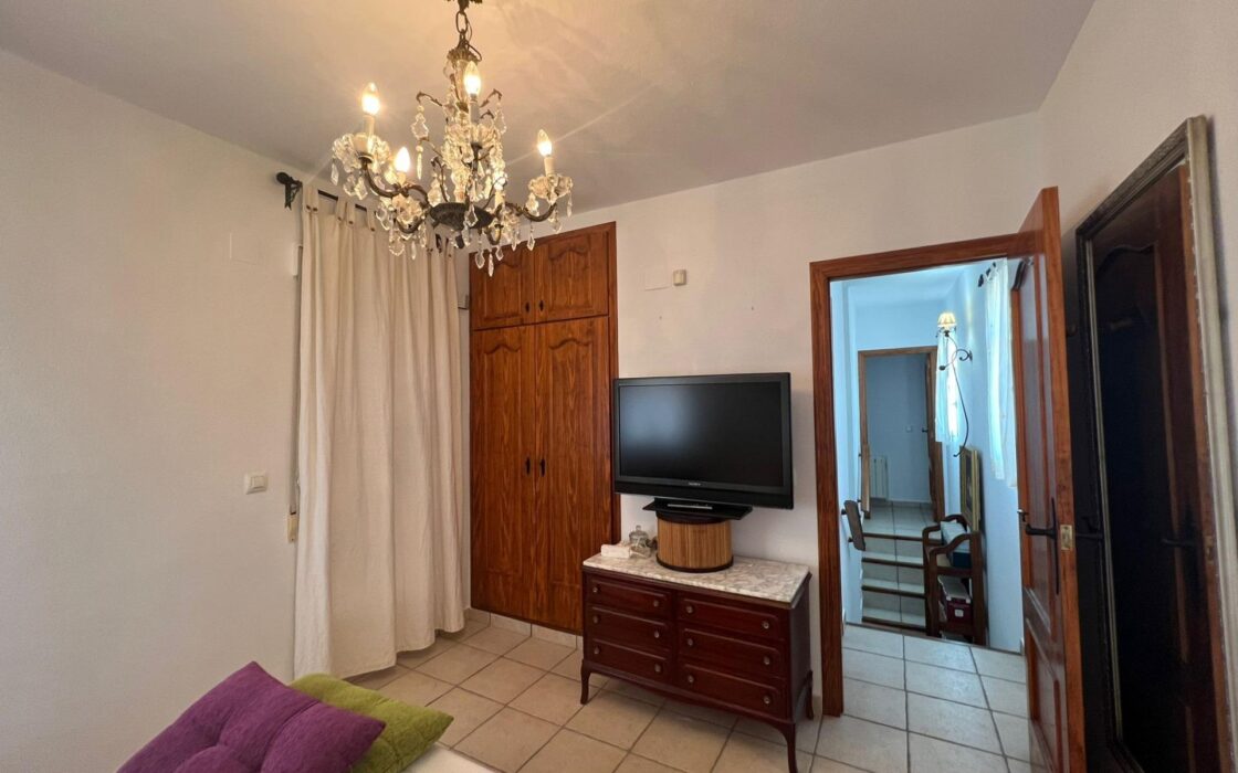 Угловая Вилла в Ориуэла-Коста с Бассейном и 4 Спальнями