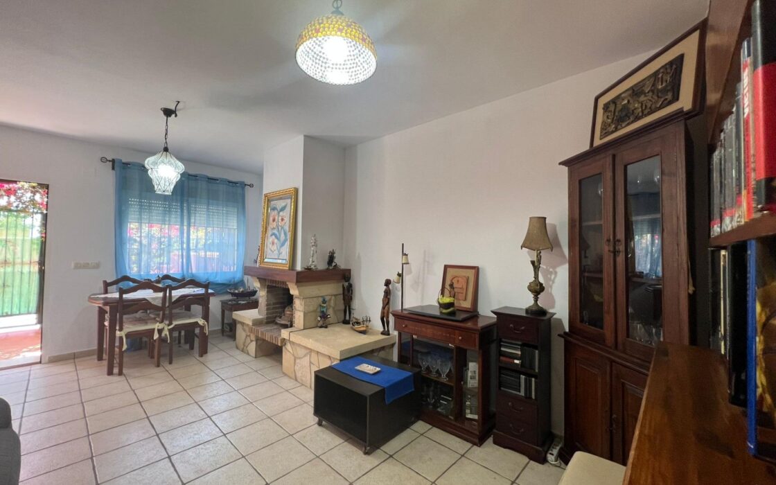 Угловая Вилла в Ориуэла-Коста с Бассейном и 4 Спальнями