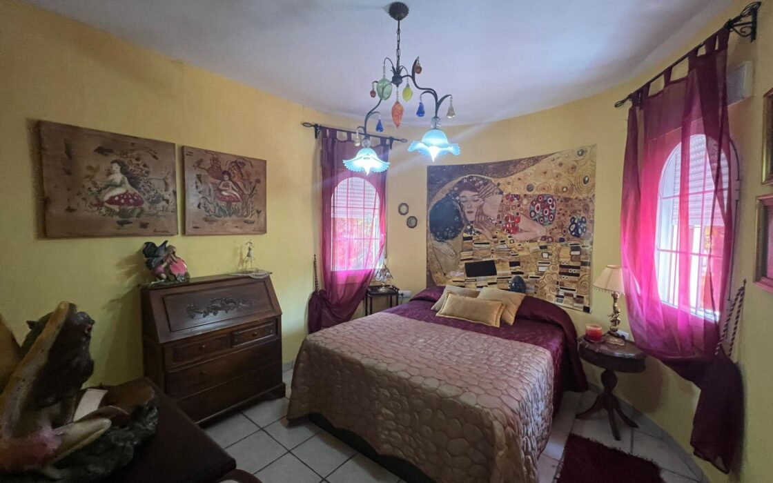 Угловая Вилла в Ориуэла-Коста с Бассейном и 4 Спальнями