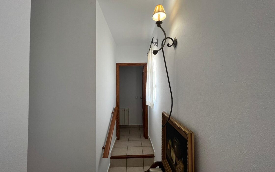 Угловая Вилла в Ориуэла-Коста с Бассейном и 4 Спальнями