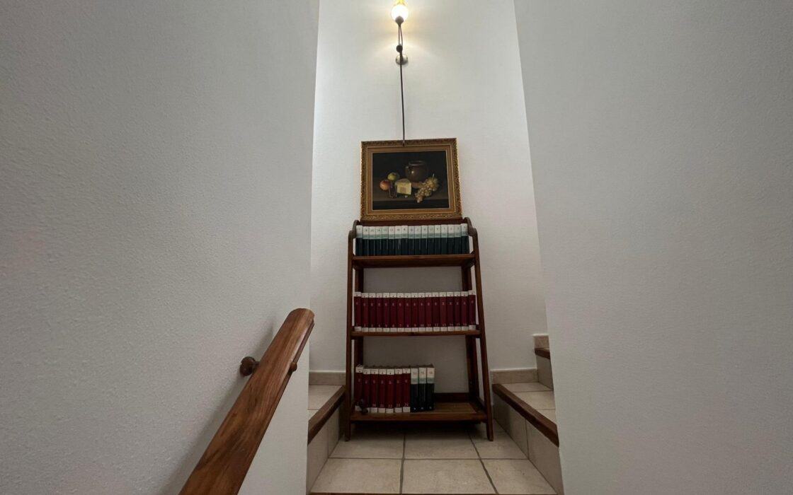 Угловая Вилла в Ориуэла-Коста с Бассейном и 4 Спальнями