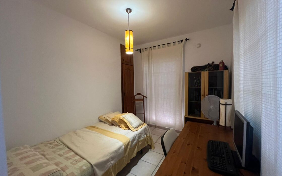 Угловая Вилла в Ориуэла-Коста с Бассейном и 4 Спальнями