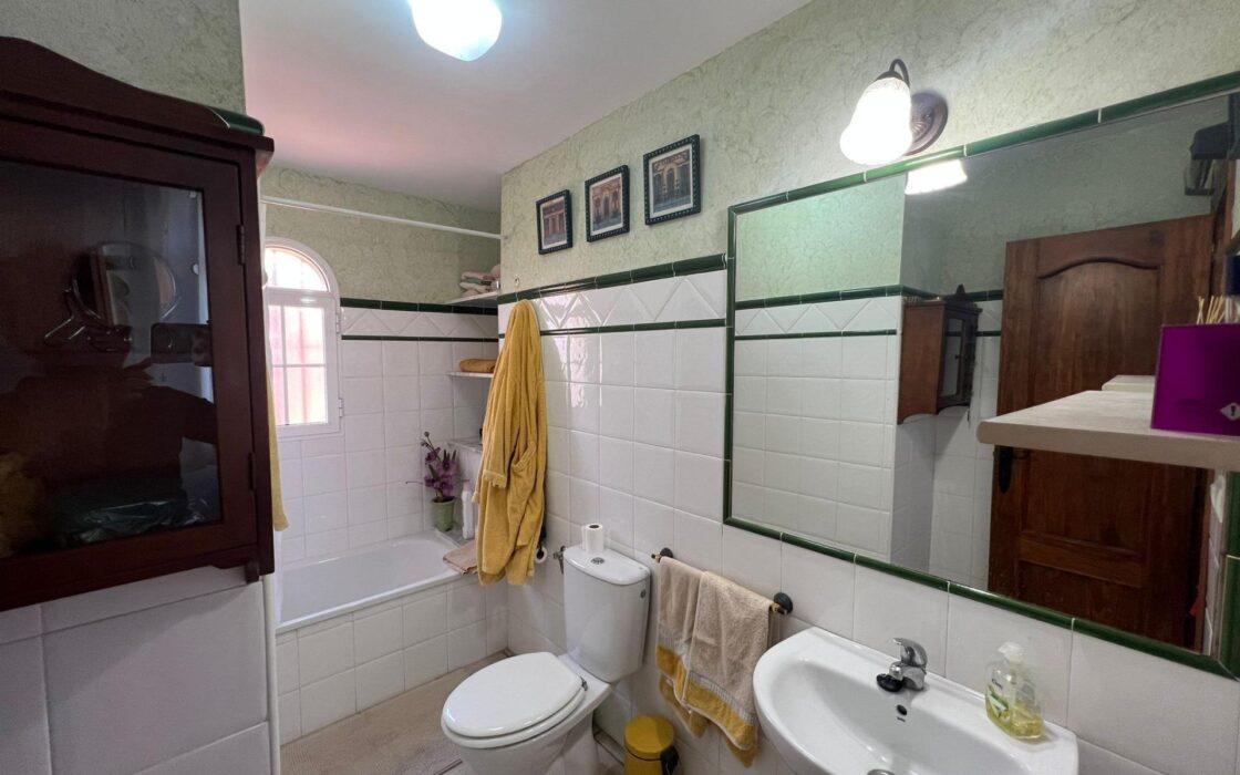 Угловая Вилла в Ориуэла-Коста с Бассейном и 4 Спальнями