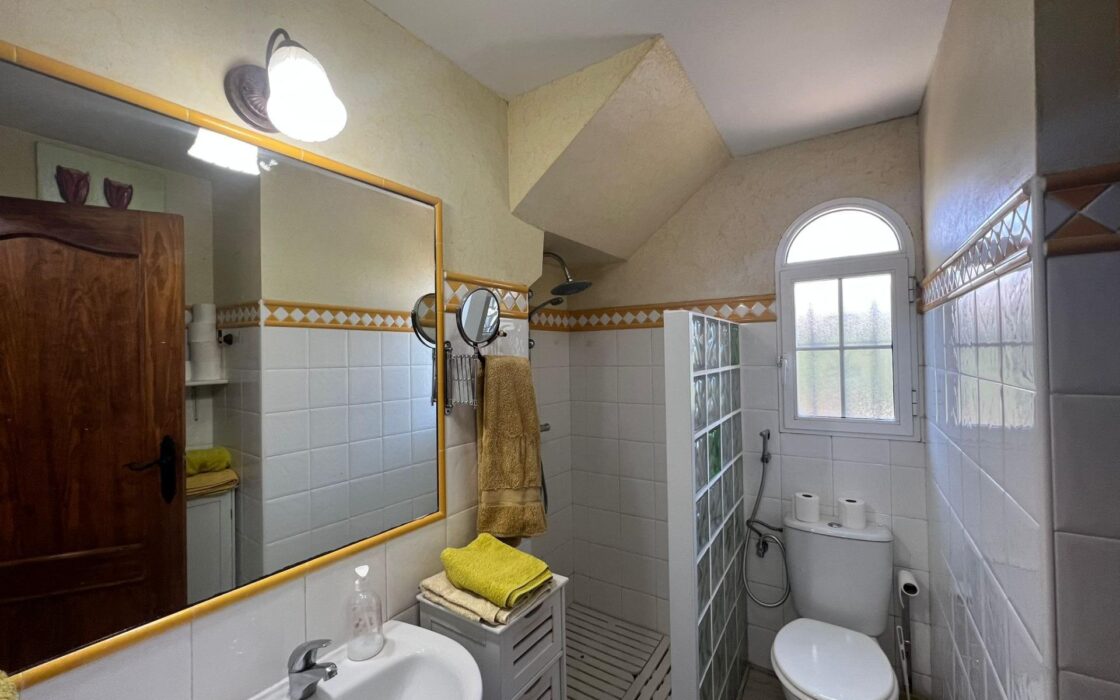 Угловая Вилла в Ориуэла-Коста с Бассейном и 4 Спальнями