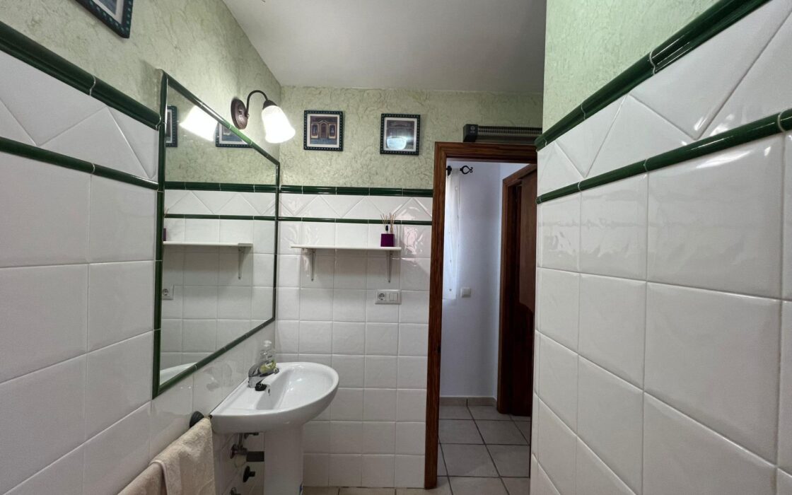 Угловая Вилла в Ориуэла-Коста с Бассейном и 4 Спальнями