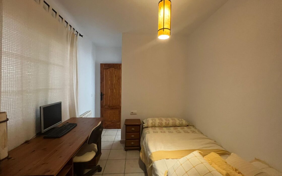 Угловая Вилла в Ориуэла-Коста с Бассейном и 4 Спальнями