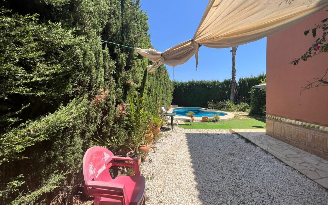 Угловая Вилла в Ориуэла-Коста с Бассейном и 4 Спальнями