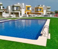 Триповерховий будинок у Денії з басейном та видом на парк Монтго