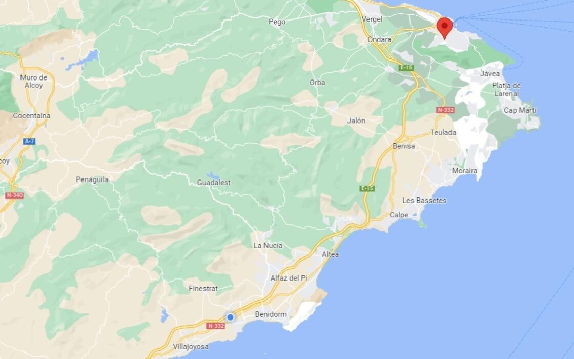 Триповерховий будинок у Денії з басейном та видом на парк Монтго