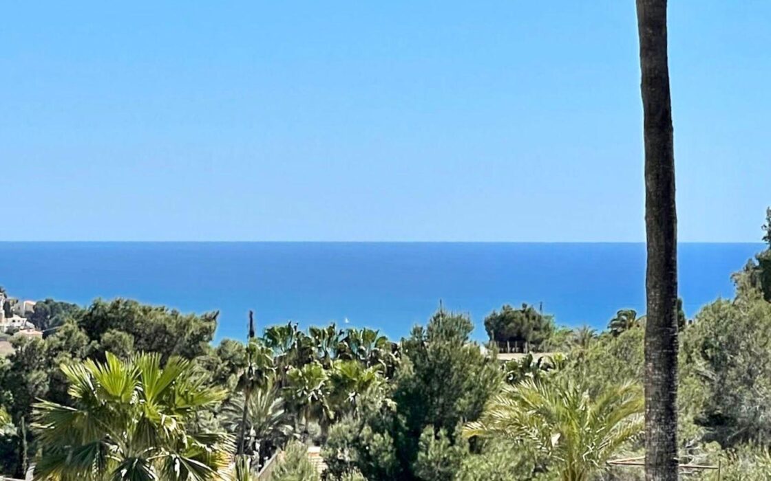 Вілла в Бениссі біля моря з басейном, 285 кв.м, 9 кімнат