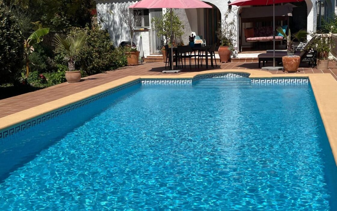 Вілла в Бениссі біля моря з басейном, 285 кв.м, 9 кімнат