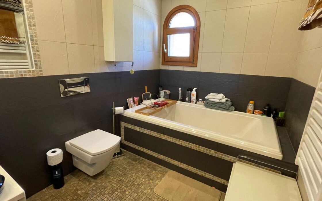 Вілла в Бениссі біля моря з басейном, 285 кв.м, 9 кімнат