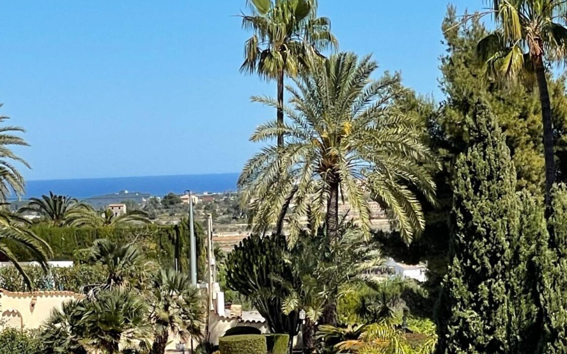 Вілла в Бениссі біля моря з басейном, 285 кв.м, 9 кімнат