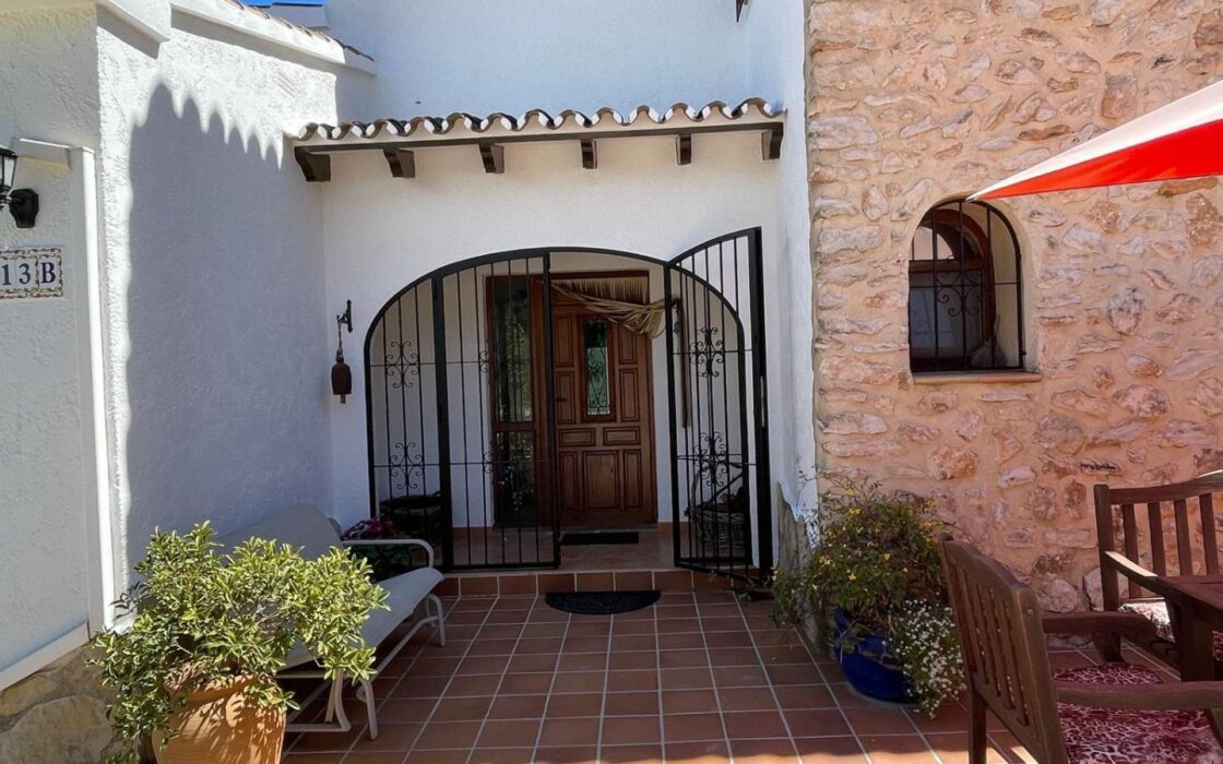 Вілла в Бениссі біля моря з басейном, 285 кв.м, 9 кімнат