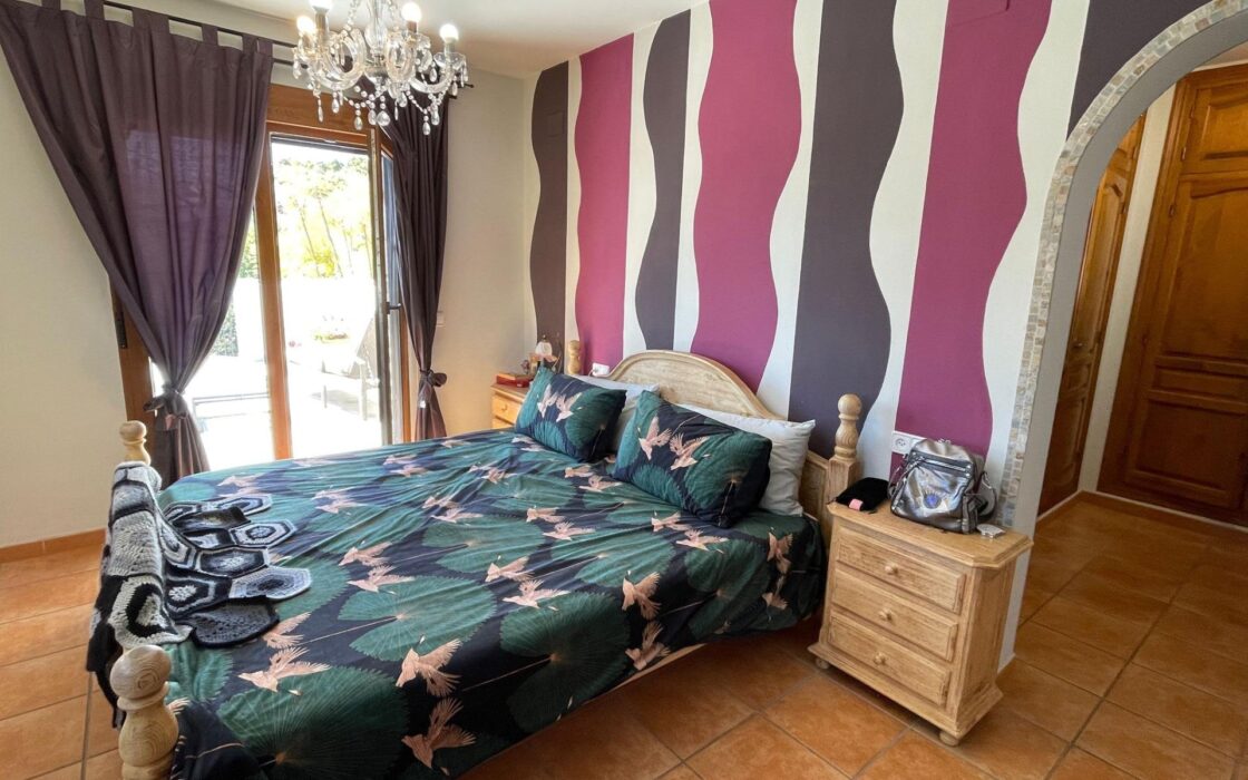 Вілла в Бениссі біля моря з басейном, 285 кв.м, 9 кімнат