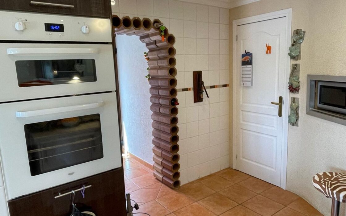 Вілла в Бениссі біля моря з басейном, 285 кв.м, 9 кімнат