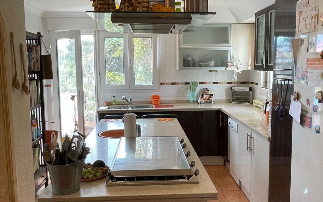 Вілла в Бениссі біля моря з басейном, 285 кв.м, 9 кімнат