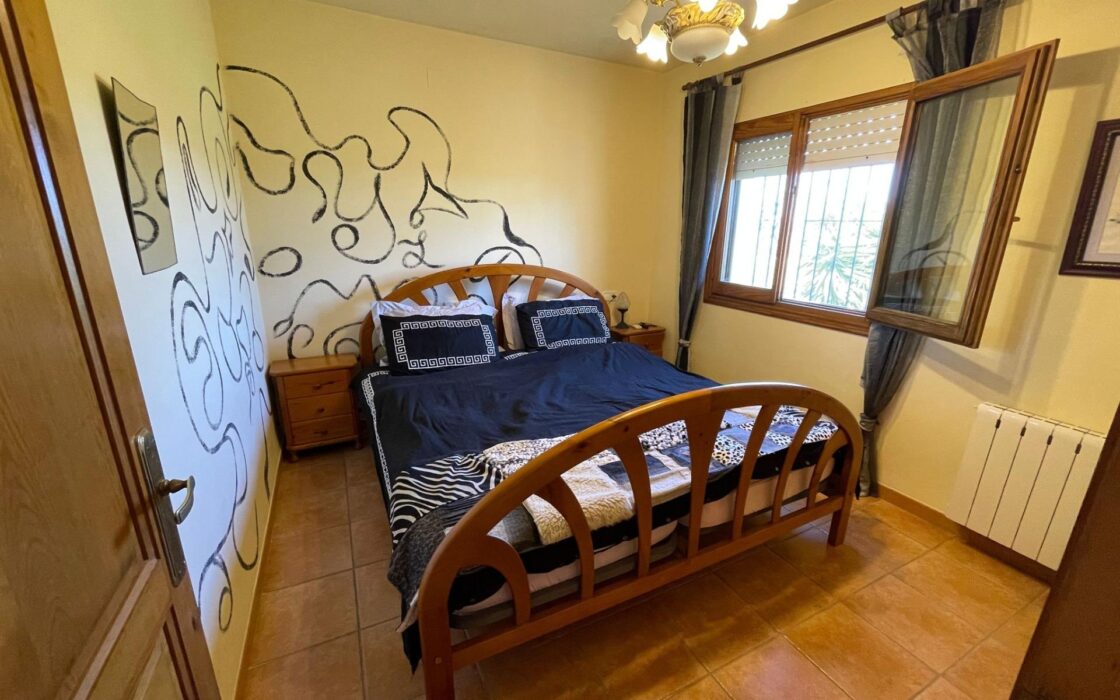 Вілла в Бениссі біля моря з басейном, 285 кв.м, 9 кімнат