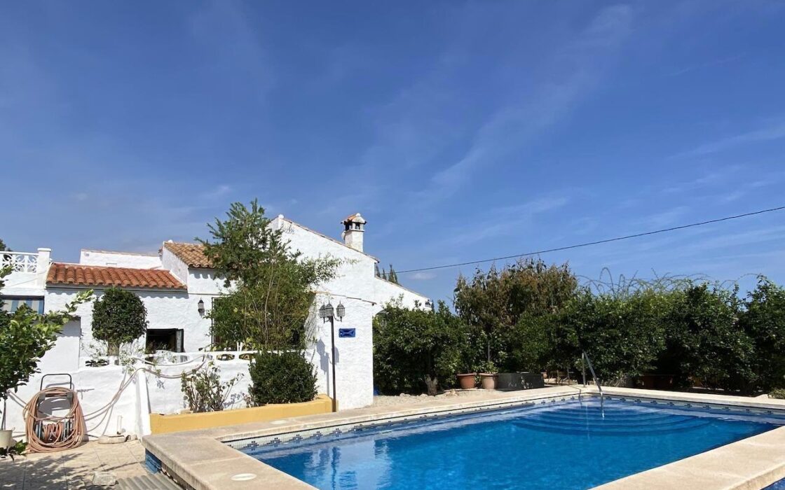 Вилла в Альфас-Дель-Пи, 4 спальни, большой бассейн, 190 кв.м