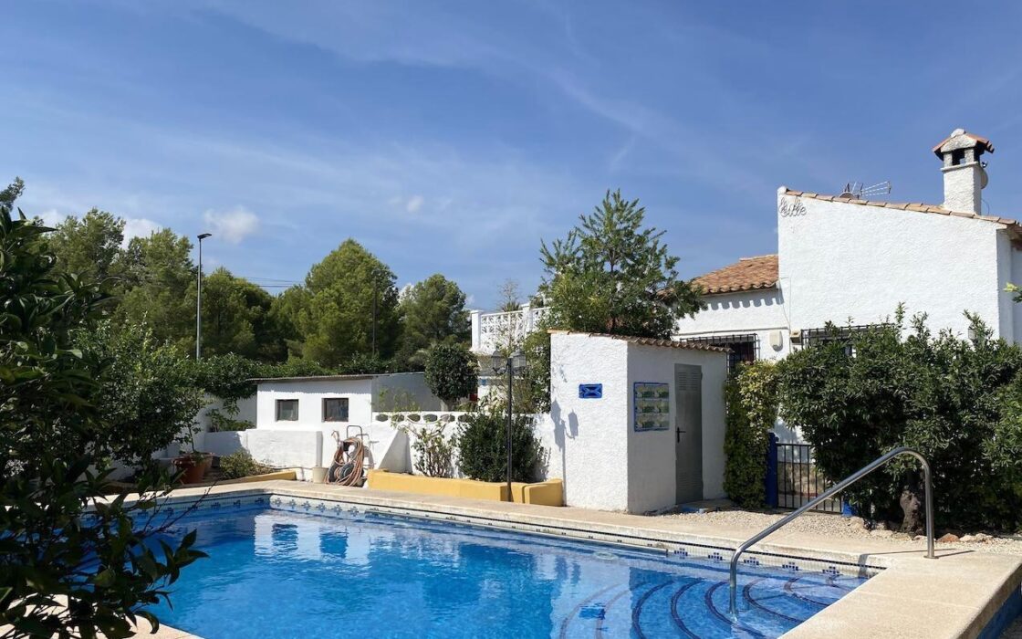 Вилла в Альфас-Дель-Пи, 4 спальни, большой бассейн, 190 кв.м