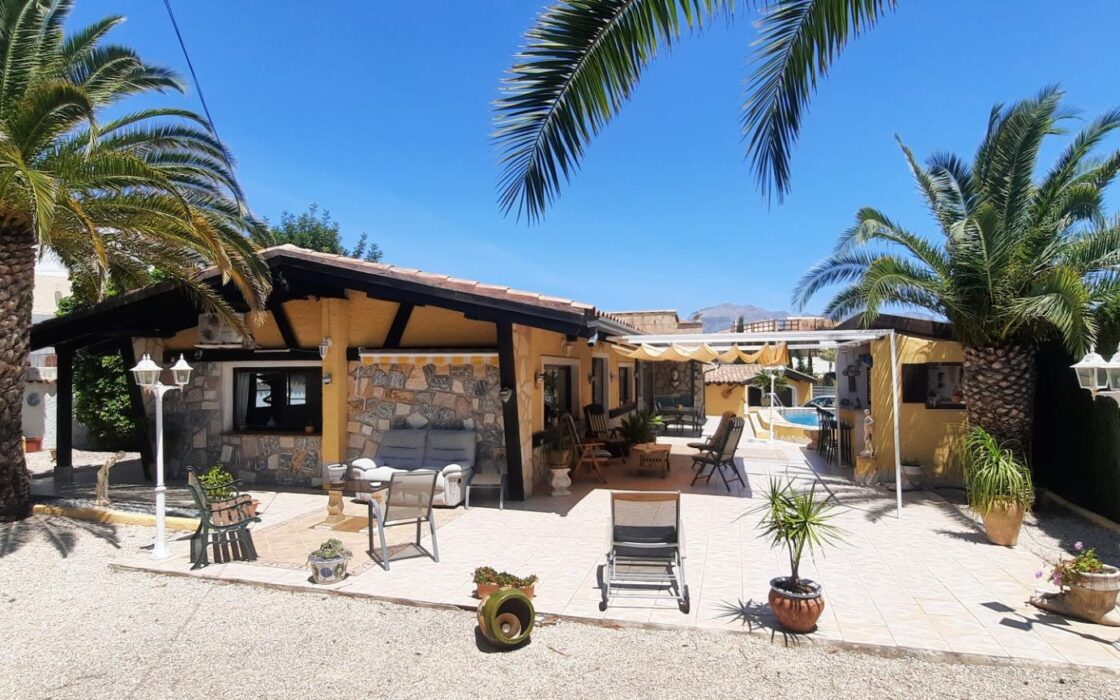 Вилла в Альфас-дель-Пи 155 кв.м с террасой и бассейном