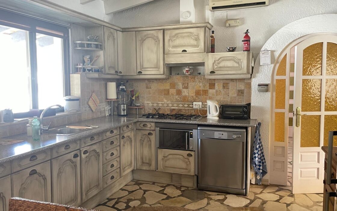 Вилла в Альфас-дель-Пи 155 кв.м с террасой и бассейном