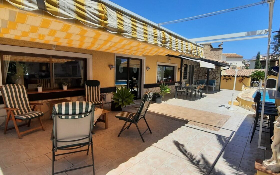 Вилла в Альфас-дель-Пи 155 кв.м с террасой и бассейном