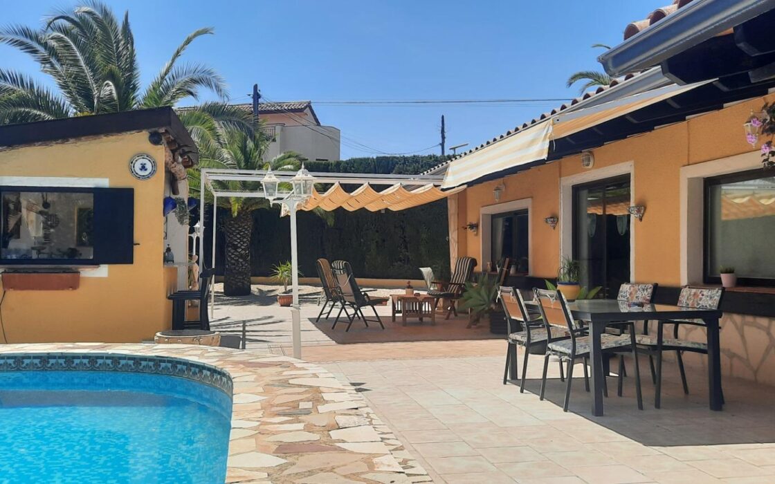 Вилла в Альфас-дель-Пи 155 кв.м с террасой и бассейном