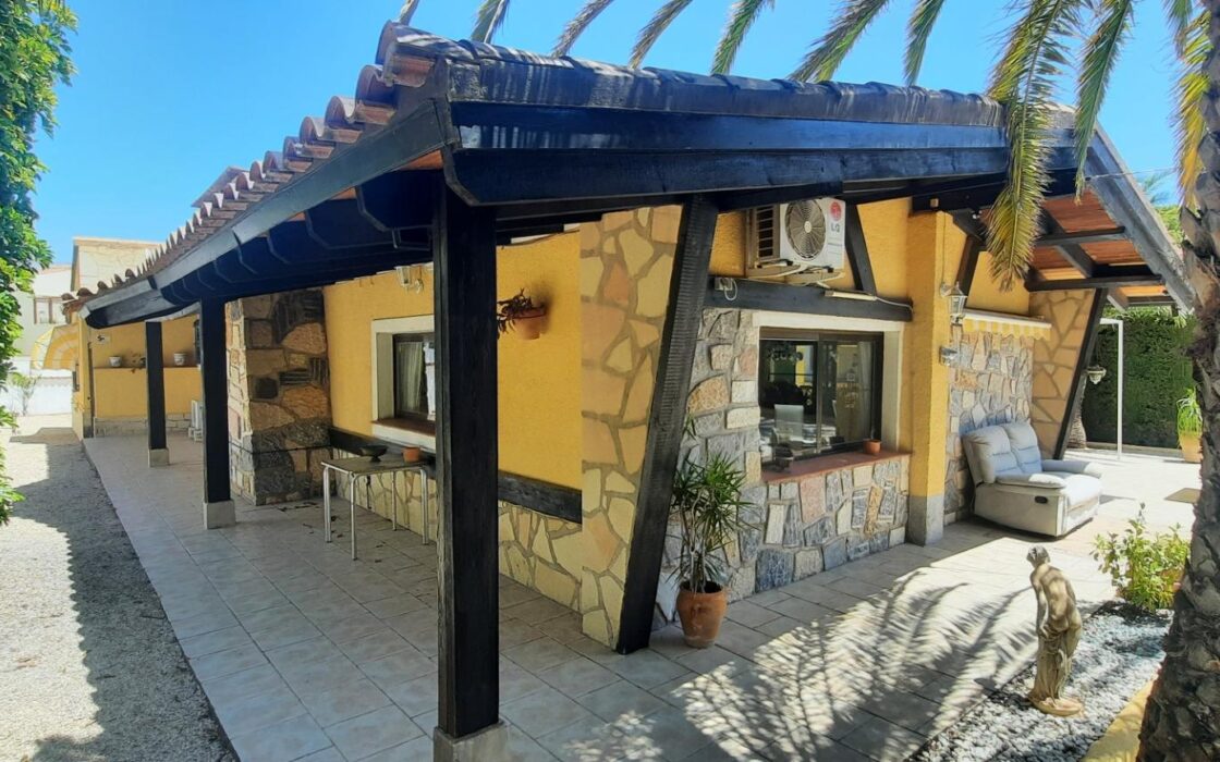 Вилла в Альфас-дель-Пи 155 кв.м с террасой и бассейном