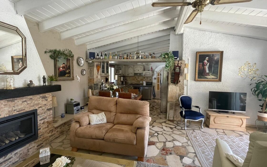 Вилла в Альфас-дель-Пи 155 кв.м с террасой и бассейном