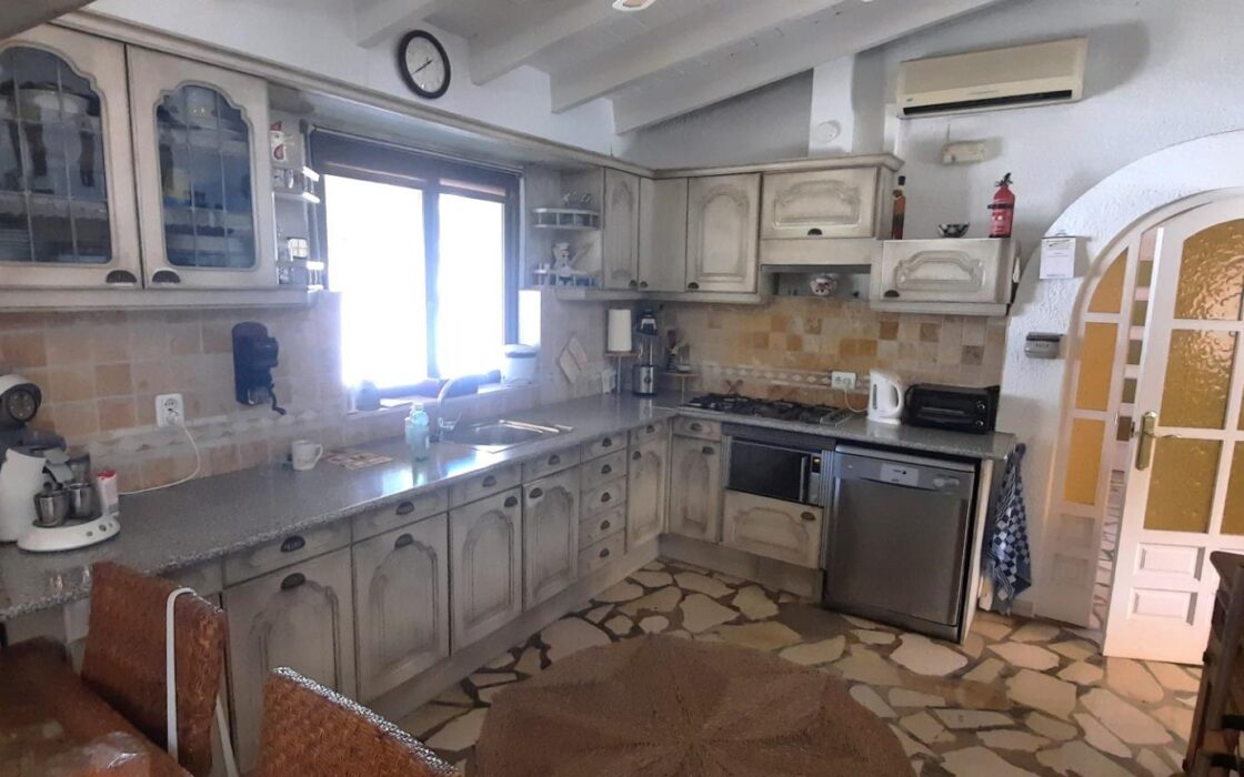 Вилла в Альфас-дель-Пи 155 кв.м с террасой и бассейном