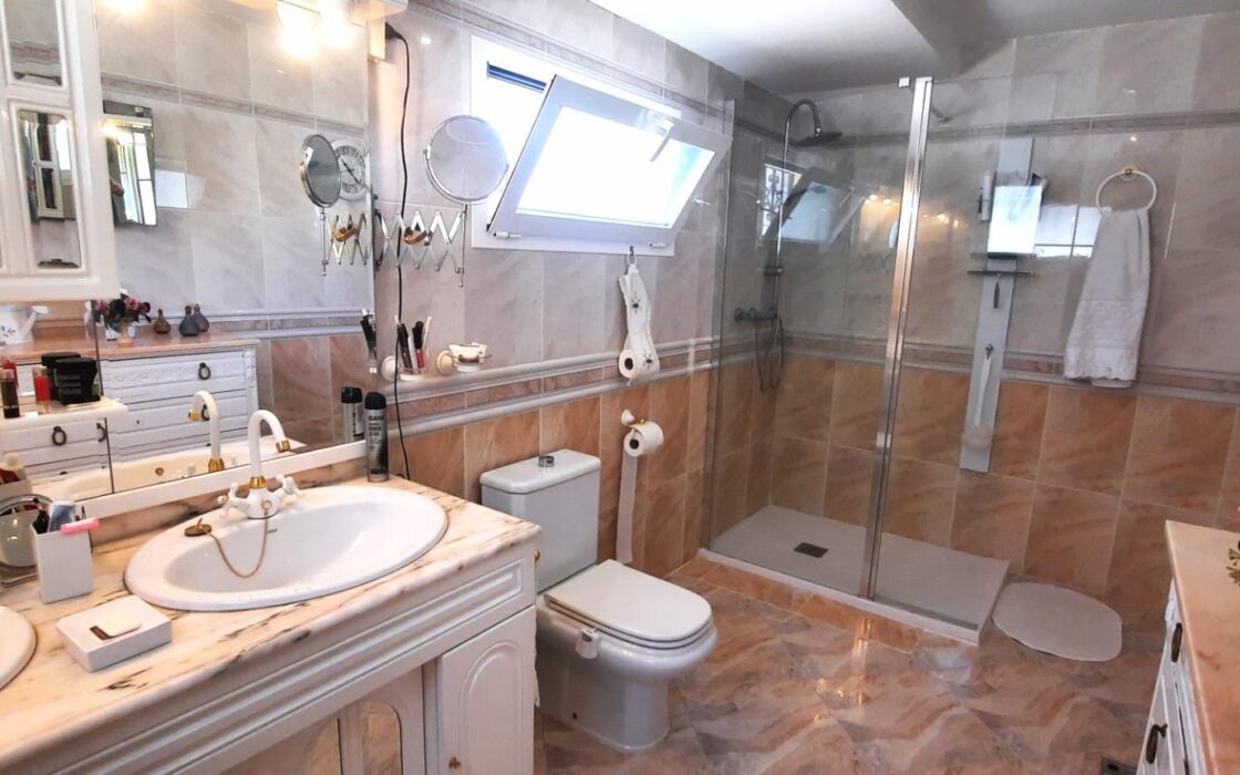 Вилла в Альфас-дель-Пи 155 кв.м с террасой и бассейном