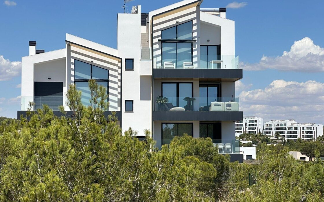 Новая квартира в Лас Колинас с террасой и видом на гольф