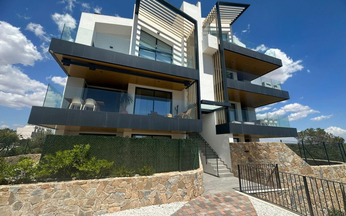 Новая квартира в Лас Колинас с террасой и видом на гольф