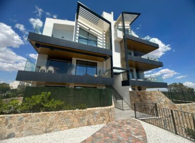 Новая квартира в Лас Колинас с террасой и видом на гольф