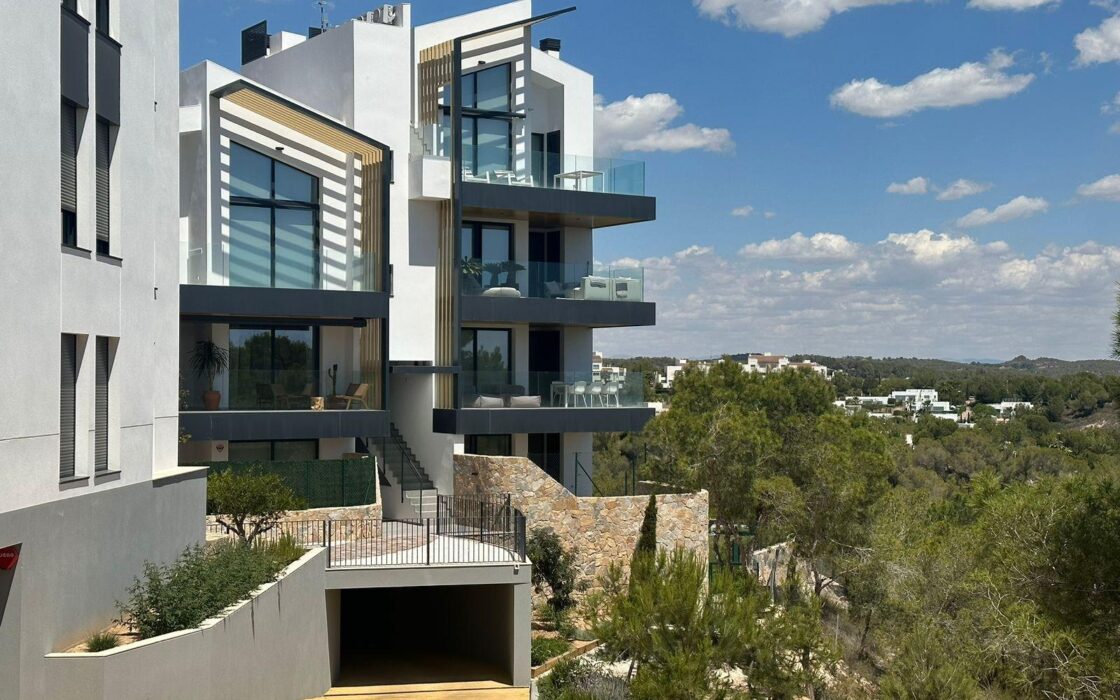 Новая квартира в Лас Колинас с террасой и видом на гольф