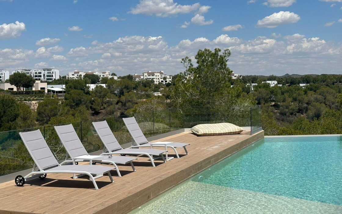 Новая квартира в Лас Колинас с террасой и видом на гольф