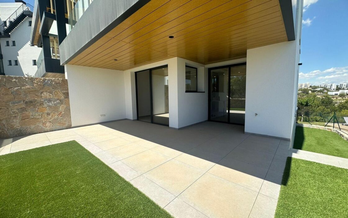 Новая квартира в Лас Колинас с террасой и видом на гольф