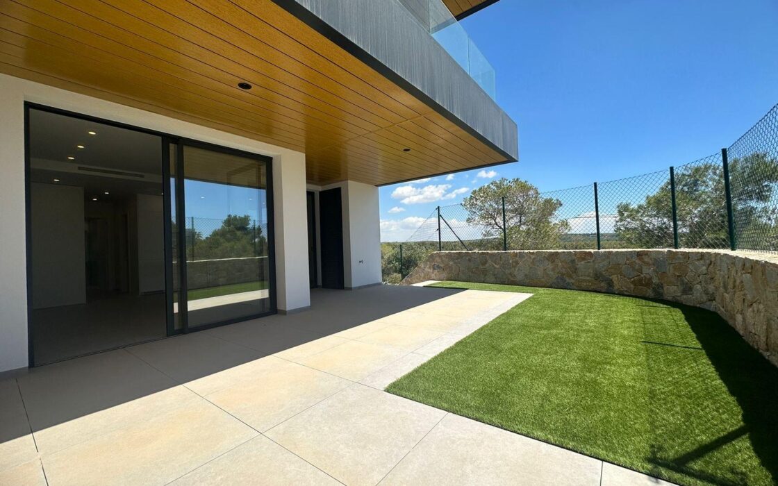 Новая квартира в Лас Колинас с террасой и видом на гольф