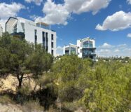 Новая квартира в Лас Колинас с террасой и видом на гольф