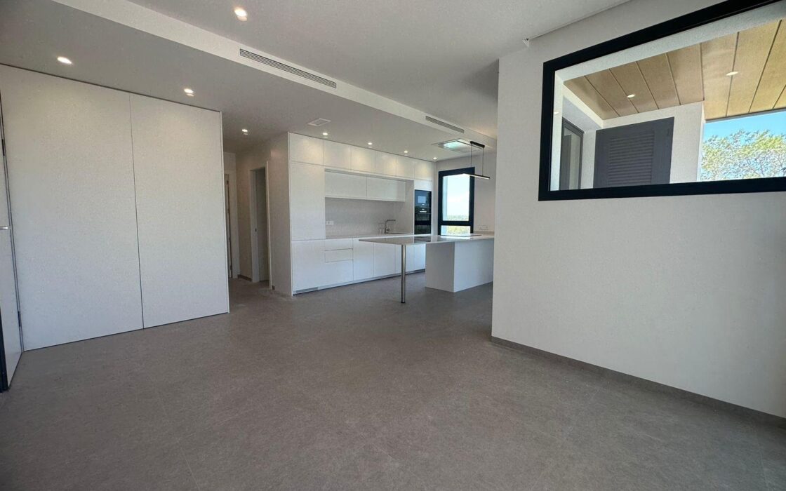 Новая квартира в Лас Колинас с террасой и видом на гольф