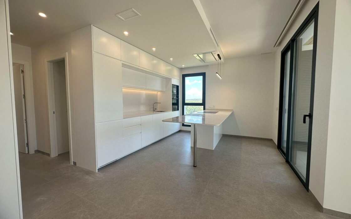 Новая квартира в Лас Колинас с террасой и видом на гольф