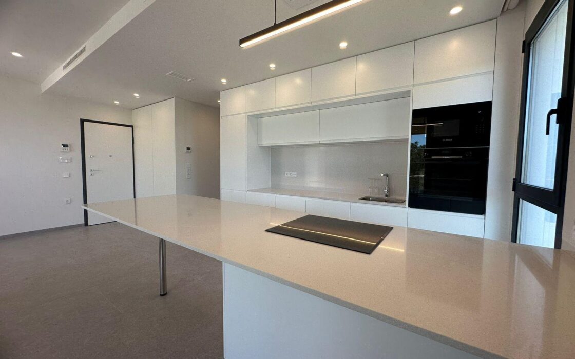 Новая квартира в Лас Колинас с террасой и видом на гольф