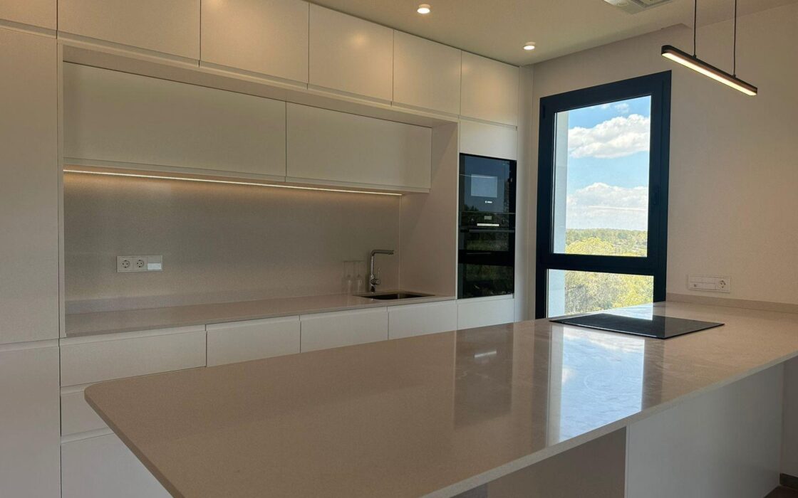 Новая квартира в Лас Колинас с террасой и видом на гольф