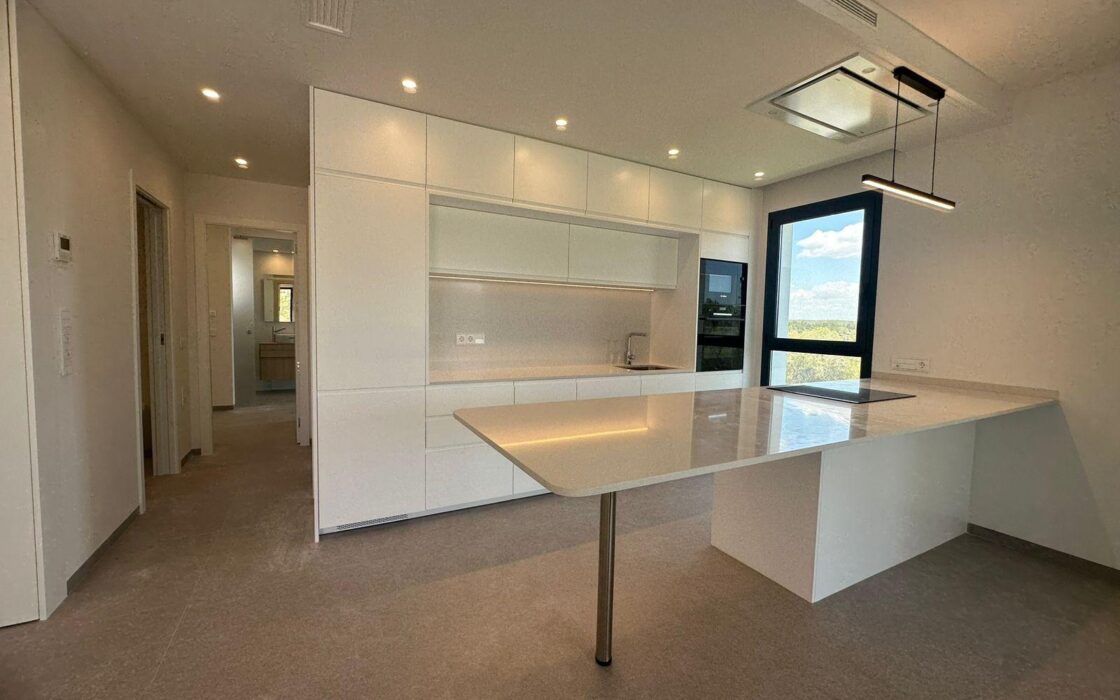 Новая квартира в Лас Колинас с террасой и видом на гольф