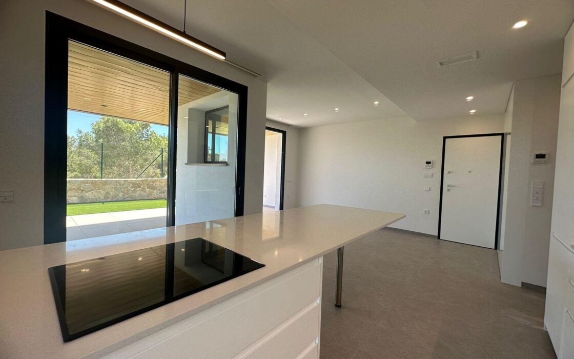 Новая квартира в Лас Колинас с террасой и видом на гольф