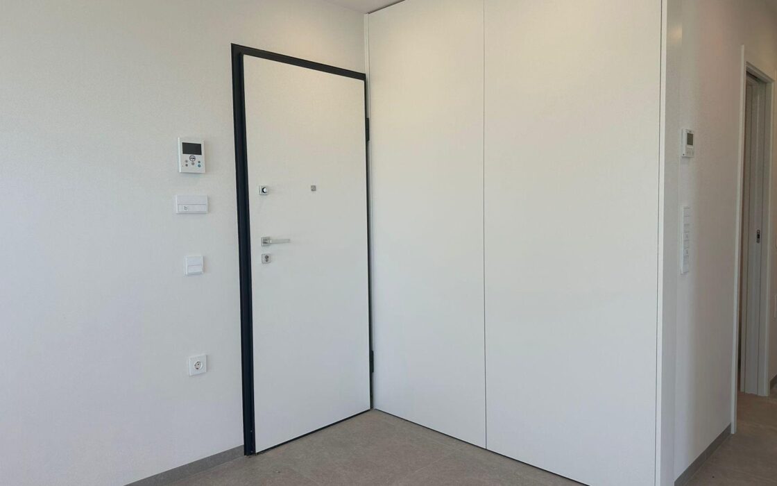 Новая квартира в Лас Колинас с террасой и видом на гольф