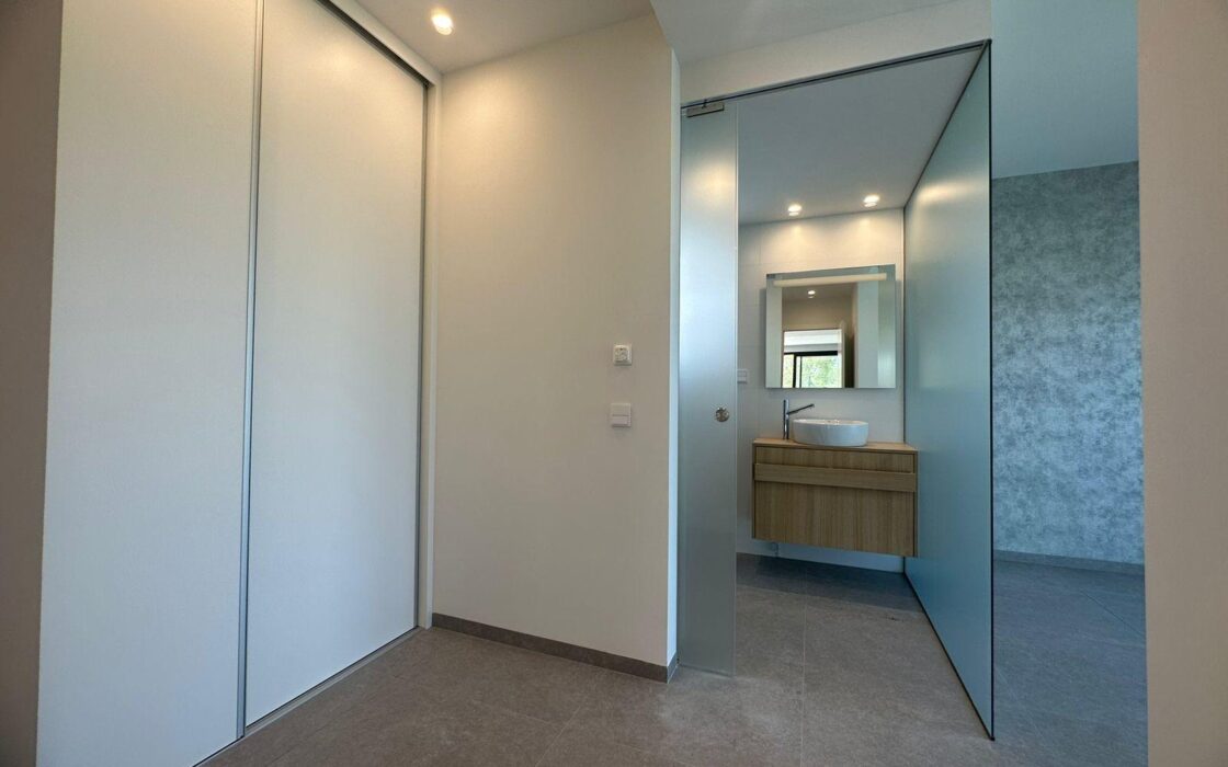 Новая квартира в Лас Колинас с террасой и видом на гольф